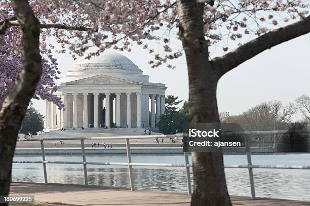 Photo libre de droit de Mémorial De Jefferson Avec Fleurs De Cerisier De Focus banque d'images et plus d'images libres de droit de Arbre