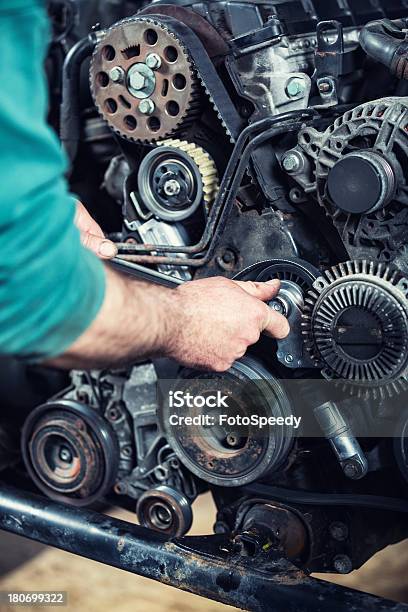 Photo libre de droit de Mécanicien Travaillant Sur La Voiture Moteur banque d'images et plus d'images libres de droit de Adulte - Adulte, Atelier d'artisan, Capot de voiture