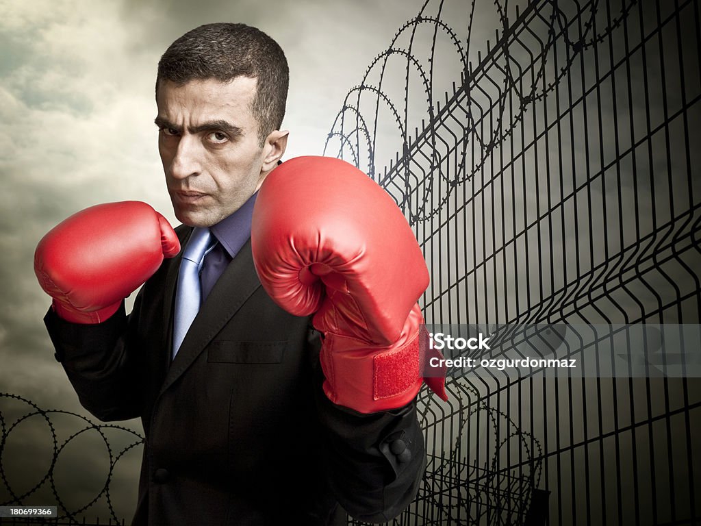 Homme d'affaires avec des gants de boxe rouges - Photo de Adulte libre de droits