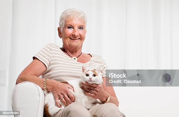 Senior Donna Con Il Cat - Fotografie stock e altre immagini di Donne - Donne, Solo una donna, Sovrappeso