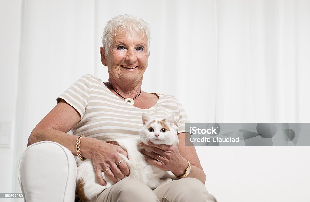 Sênior mulher com gato - Foto de stock de Gordo royalty-free