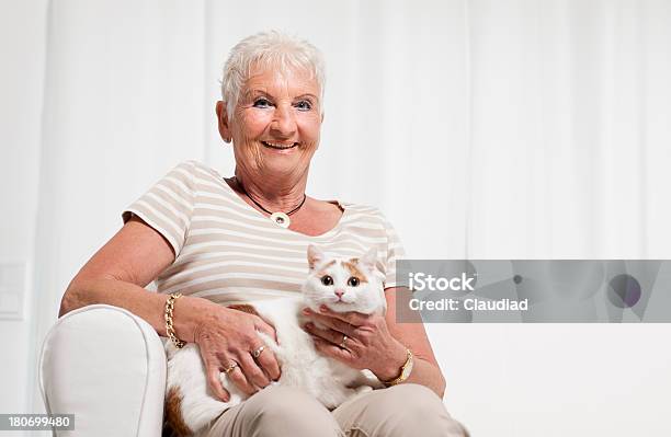Mulher Idosa Com Gato - Fotografias de stock e mais imagens de Gordo - Gordo, Mulheres, Só Uma Mulher