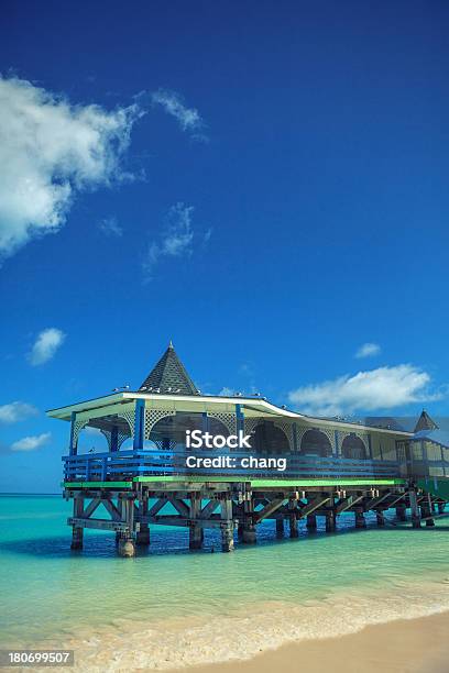 Restaurante En La Playa Antigua Foto de stock y más banco de imágenes de Agua - Agua, Aire libre, Antigua - Islas de Sotavento