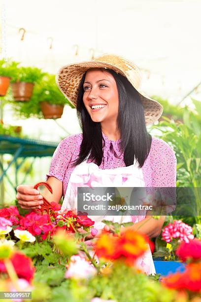 Mujer Plantando Un Jardín Foto de stock y más banco de imágenes de 20-24 años - 20-24 años, Adulto, Adulto joven