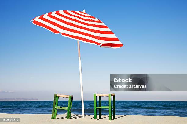 Sonnenschirm Strandlandschaft Stockfoto und mehr Bilder von Gestreift - Gestreift, Sonnenschutz, Abgeschiedenheit