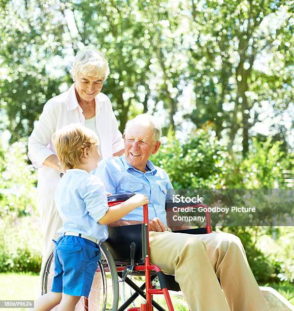 Photo libre de droit de Acclamations Son Grandpère banque d'images et plus d'images libres de droit de Femmes seniors - Femmes seniors, Fragilité, Parler