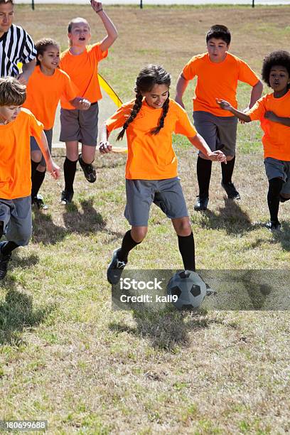 Kinder Spielen Fußball Stockfoto und mehr Bilder von Fußball - Fußball, Multikulturelle Gruppe, Mädchen