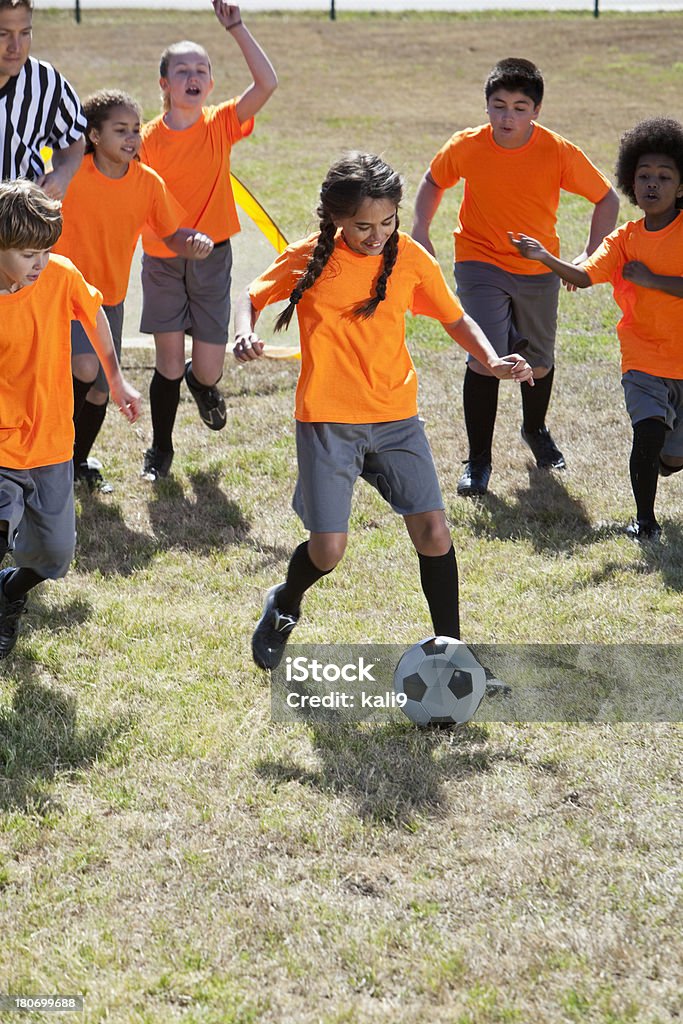 Niños jugando al fútbol - Foto de stock de Fútbol libre de derechos