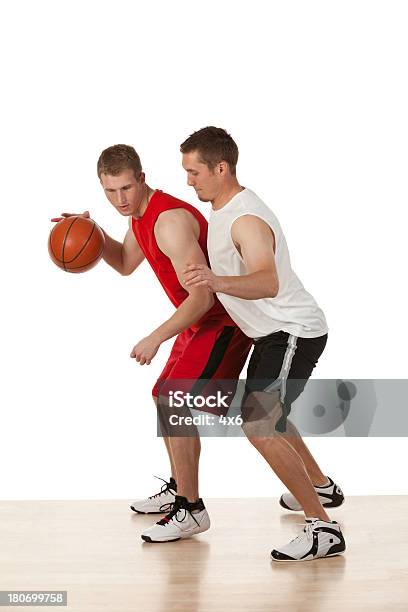 Básquetbol Jugadores En Acción Foto de stock y más banco de imágenes de 20 a 29 años - 20 a 29 años, Actividad, Adulto