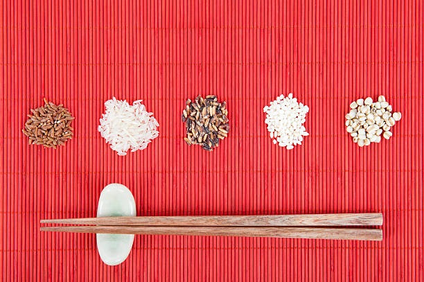 пять зерна и палочки для еды - processed grains rice variation in a row стоковые фото и изображения