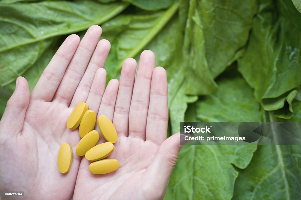 Legumes com o medicamento. - Royalty-free Erva Foto de stock