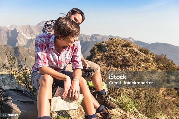 Foto de Casal Relaxante No Topo Da Montanha De Estar e mais fotos de stock de 20 Anos - 20 Anos, Abraçar, Adulto