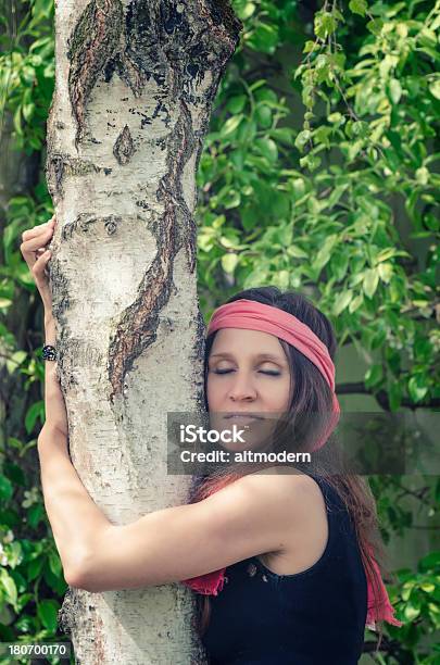 Amor A Árvore - Fotografias de stock e mais imagens de Adulto - Adulto, Amor, Ao Ar Livre