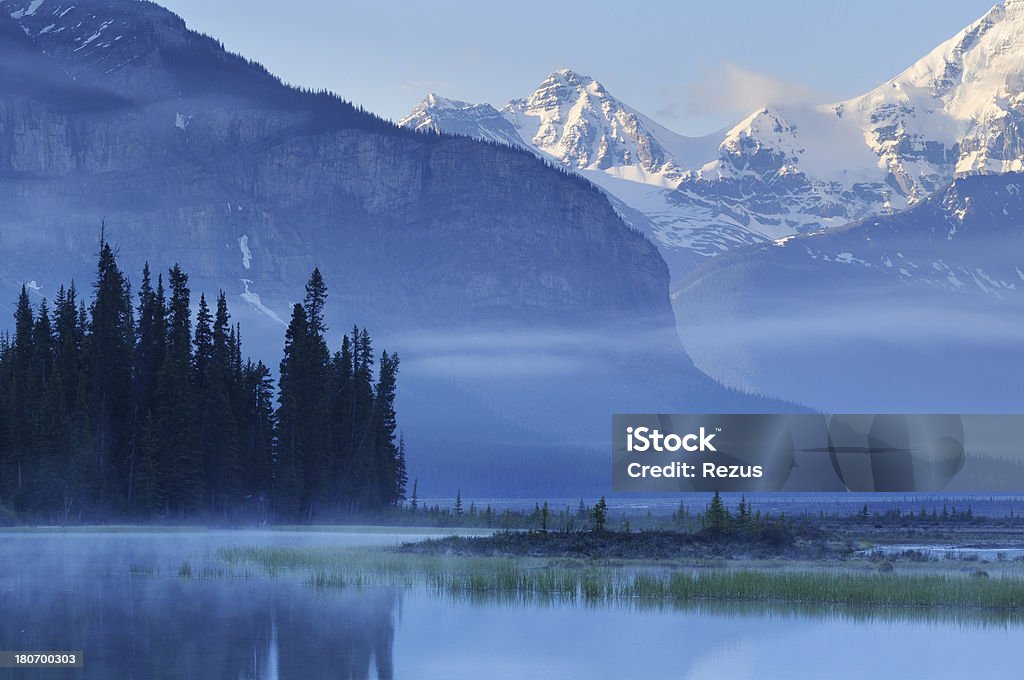 Zmierzch górski Krajobraz z odbicie w kanadyjskie Rokies - Zbiór zdjęć royalty-free (Alberta)
