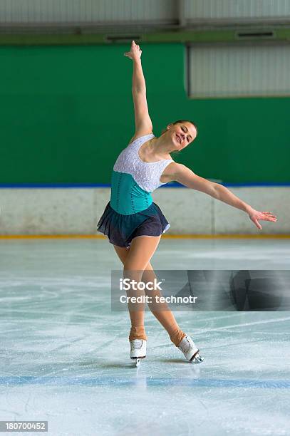 Schöne Junge Frauen In Der Abbildung Tanz Stockfoto und mehr Bilder von Aktiver Lebensstil - Aktiver Lebensstil, Aktivitäten und Sport, Athlet