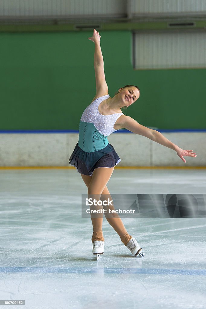 Bellissima giovane donna danza in figura - Foto stock royalty-free di Abbigliamento sportivo