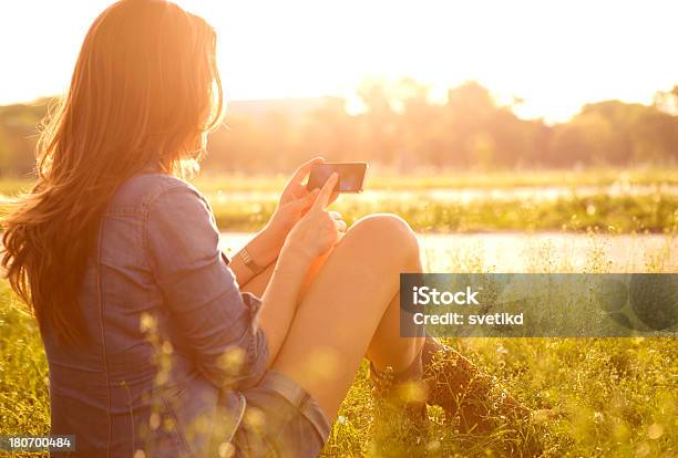 Frau Genießen Die Sonne Stockfoto und mehr Bilder von Abenddämmerung - Abenddämmerung, Am Telefon, Aussuchen