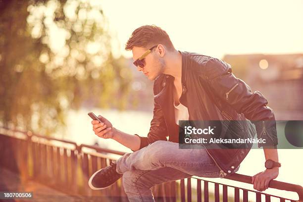 Moda Retrato De Um Homem Jovem - Fotografias de stock e mais imagens de 20-29 Anos - 20-29 Anos, A usar um telefone, Adulto