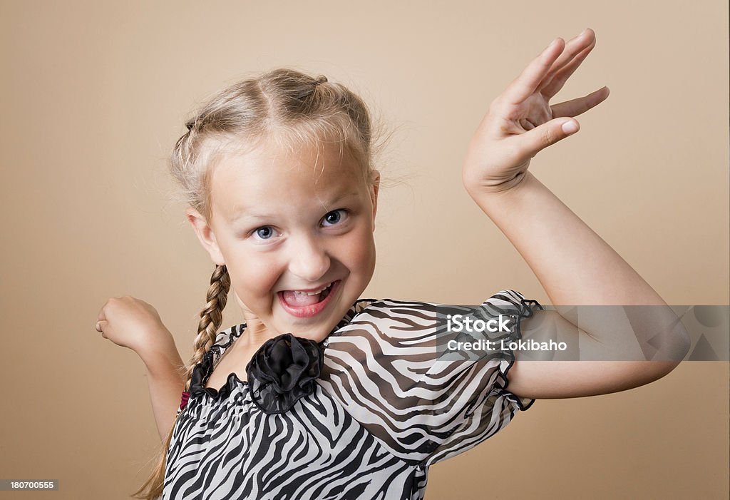 Brillant jeune fille avec des tresses - Photo de 6-7 ans libre de droits