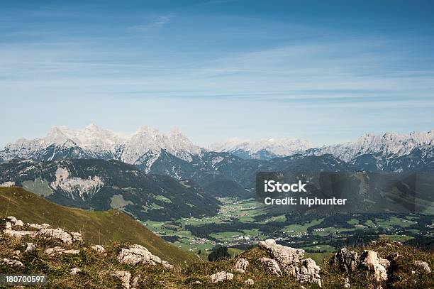 Bocina Kitzbueheler Vista A Fieberbrunn Foto de stock y más banco de imágenes de Verano - Verano, Aire libre, Alpes Europeos