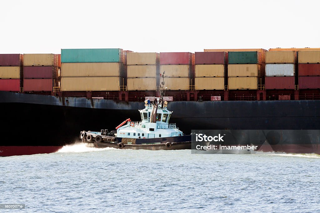 Primo piano del container nave e tira barca, spazio di copia - Foto stock royalty-free di Acqua