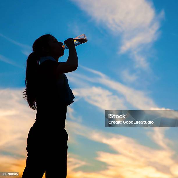 Photo libre de droit de Silhouette De Rafraîchissement banque d'images et plus d'images libres de droit de Boire - Boire, Bouteille d'eau minérale, Silhouette - Contre-jour