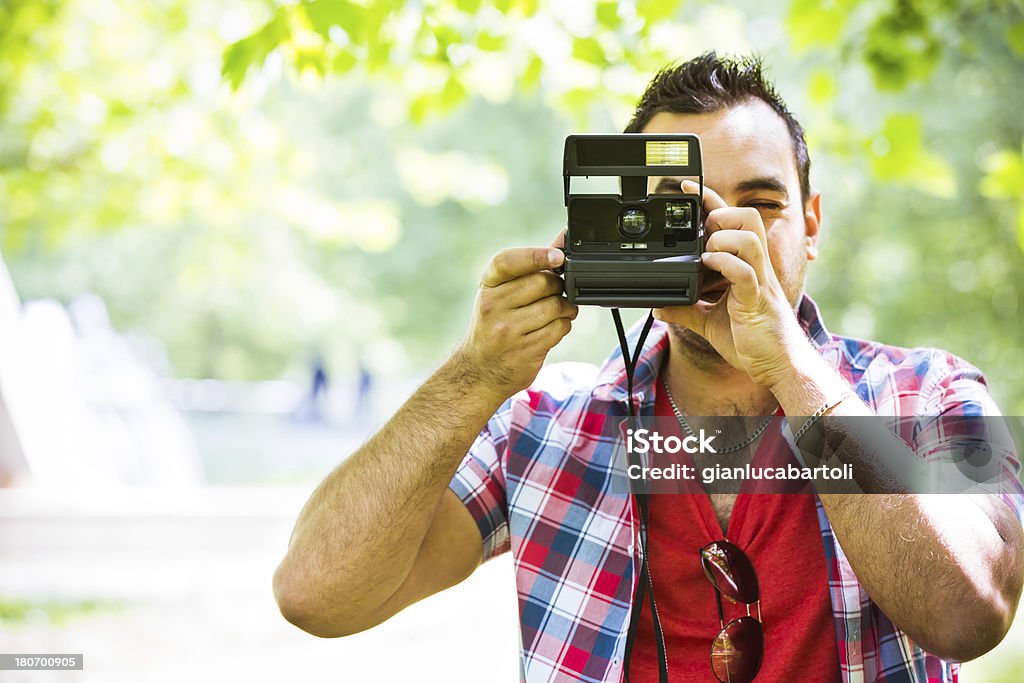Jeune homme prendre des photos avec appareil photo Vintage - Photo de 1970-1979 libre de droits