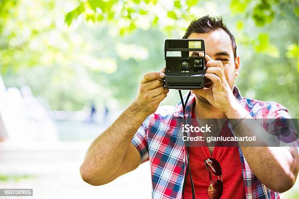 Giovane Uomo Scattare Foto Con La Fotocamera Vintage - Fotografie stock e altre immagini di 1970-1979