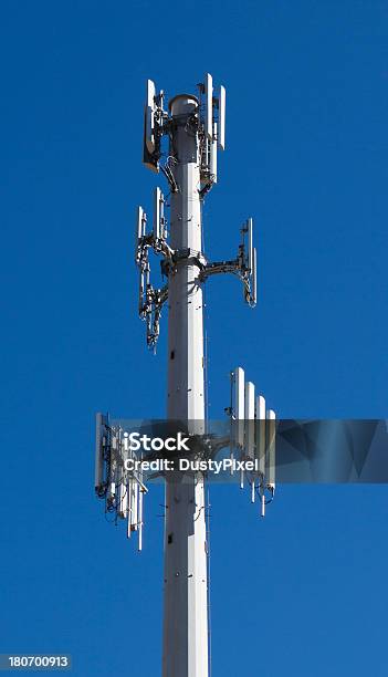 Torre De Teléfono Celular Foto de stock y más banco de imágenes de Aire libre - Aire libre, Antena - Aparato de telecomunicación, Aparato de telecomunicación