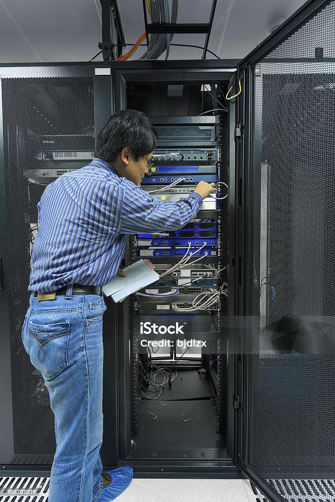 Asian administrador de trabajo en el centro de datos. - Foto de stock de Servidor de red libre de derechos