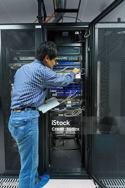 Amministratore Asiatica Lavorando Nel Data Center - Fotografie stock e altre immagini di Server di rete - Server di rete, Adulto, Affari