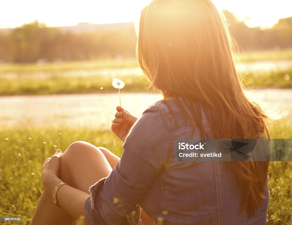 Mujer disfrutando del sol. - Foto de stock de 30-39 años libre de derechos