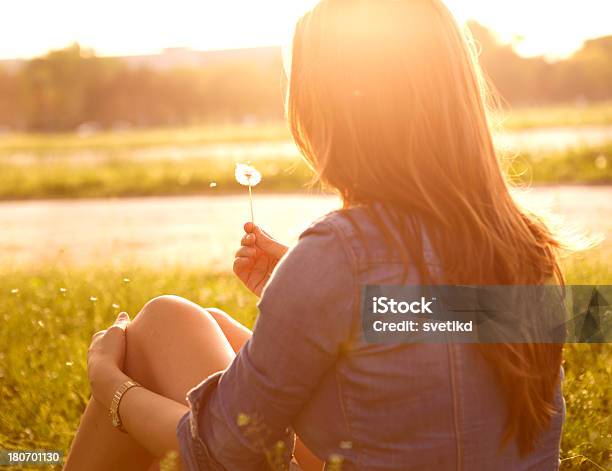 Mujer Disfrutando Del Sol Foto de stock y más banco de imágenes de 30-39 años - 30-39 años, Actividades recreativas, Adulto