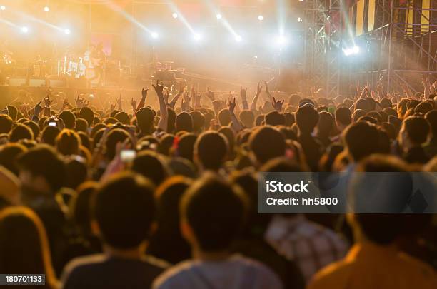 Foto de Multidão De Concerto e mais fotos de stock de Adolescente - Adolescente, Adolescência, Ambiente - Evento