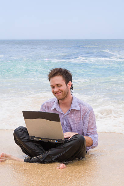 surfar na web - stranded beached beach businessman imagens e fotografias de stock