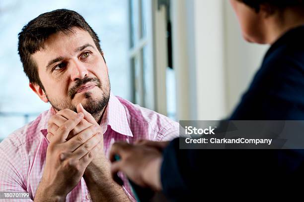 Media 30 De Hombre De Hablar Y Escucha Un Asesor Foto de stock y más banco de imágenes de Asistencia de la comunidad - Asistencia de la comunidad, Secreto, Asistente social