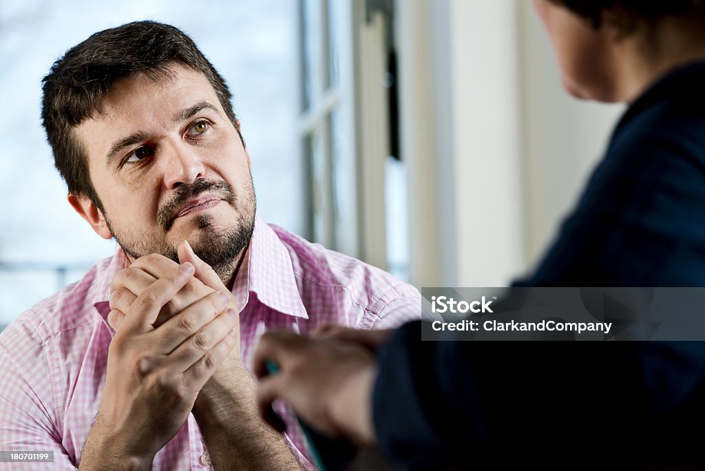 Mid 30 homens conversando e ouvir uma conselheira - Foto de stock de Assistência Comunitária royalty-free