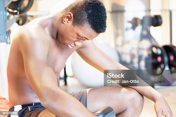 Erschöpft Athleten Stockfoto und mehr Bilder von 20-24 Jahre - 20-24 Jahre, Afrikanischer Abstammung, Anaerobes Training