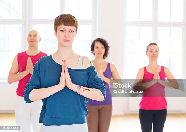 Gruppe Von Menschen Yoga Stockfoto und mehr Bilder von Aerobic - Aerobic, Aktiver Lebensstil, Baumpose