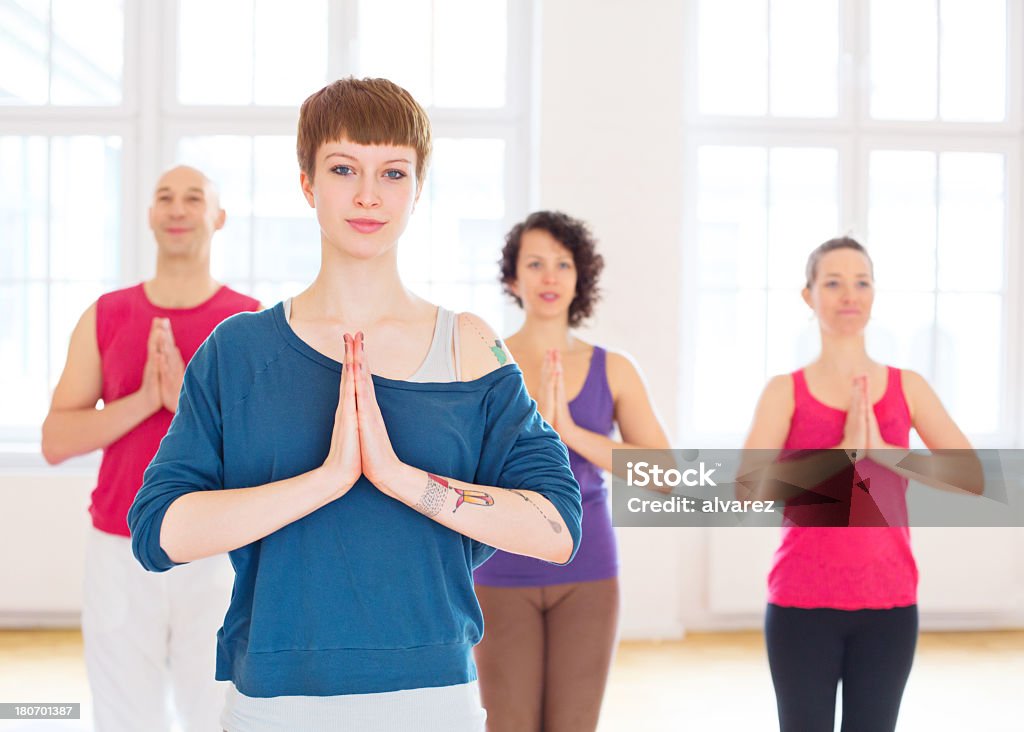 Grupo de pessoas dando ioga - Foto de stock de Academia de ginástica royalty-free