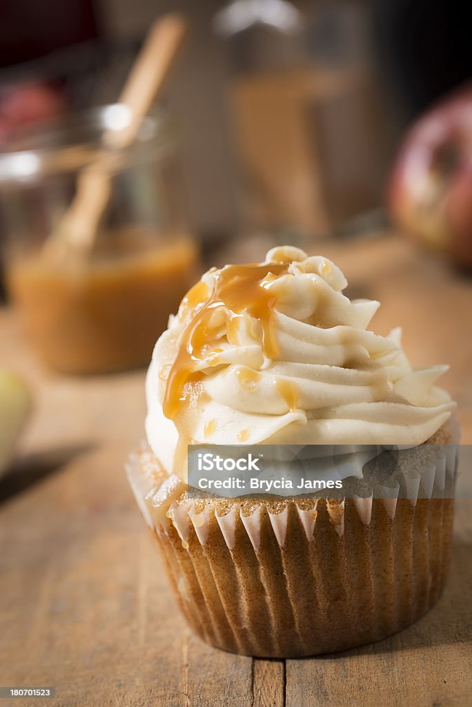 Karmel Apple Cupcake w Kąt pionowy - Zbiór zdjęć royalty-free (Cupcake)