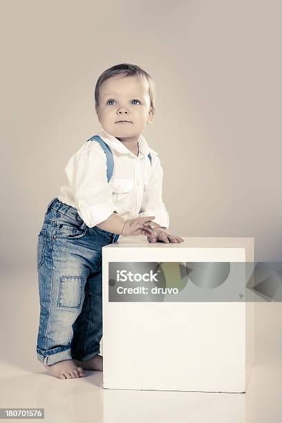 Kleine Süße Jungen Stockfoto und mehr Bilder von Studioaufnahme - Studioaufnahme, Baby, Jeans