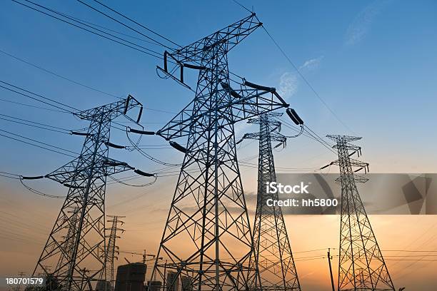 Foto de Torre De Alta Tensão Torre De Altatensão e mais fotos de stock de Alta Voltagem - Alta Voltagem, Alto - Descrição Geral, Arame