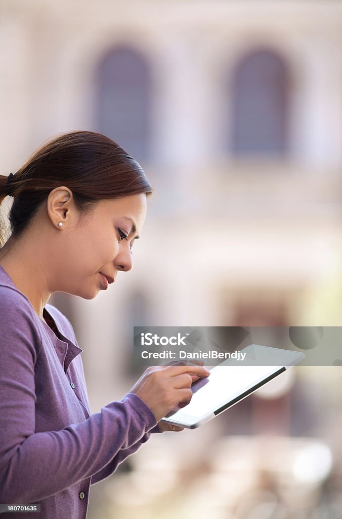Mulher asiática usando Tablet Digital ao ar livre - Foto de stock de Adulto royalty-free