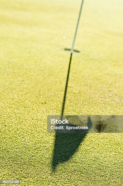 Golf Flaga Cień Na Putting Green - zdjęcia stockowe i więcej obrazów Cień - Cień, Golf - Sport, Koncentracja na cieniu
