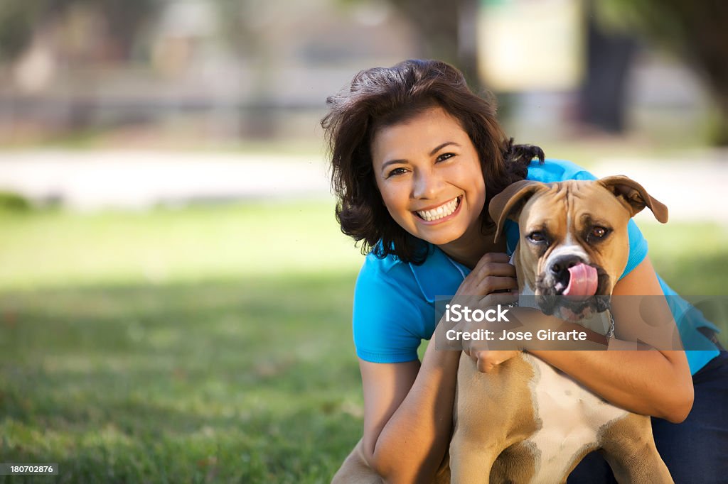 Mujer con perro - Foto de stock de 20-24 años libre de derechos