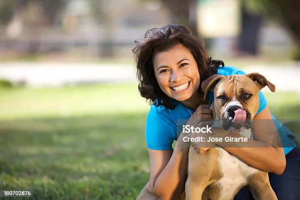 Mulher Com Cão - Fotografias de stock e mais imagens de 20-24 Anos - 20-24 Anos, Abraçar, Adulto