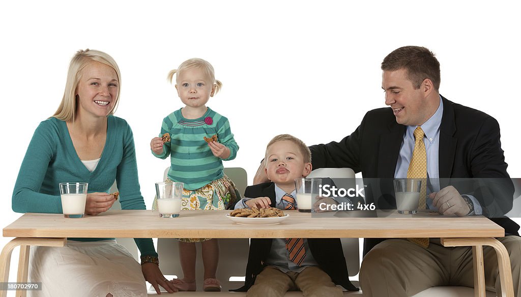 Famille, manger des biscuits avec du lait - Photo de 2-3 ans libre de droits