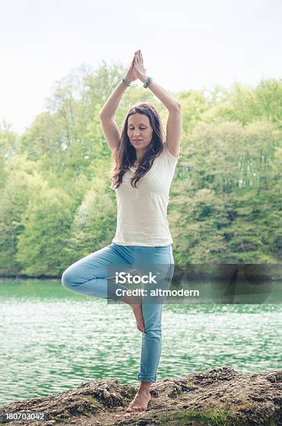 Yoga Nella Natura - Fotografie stock e altre immagini di Acqua - Acqua, Adulto, Aerobica