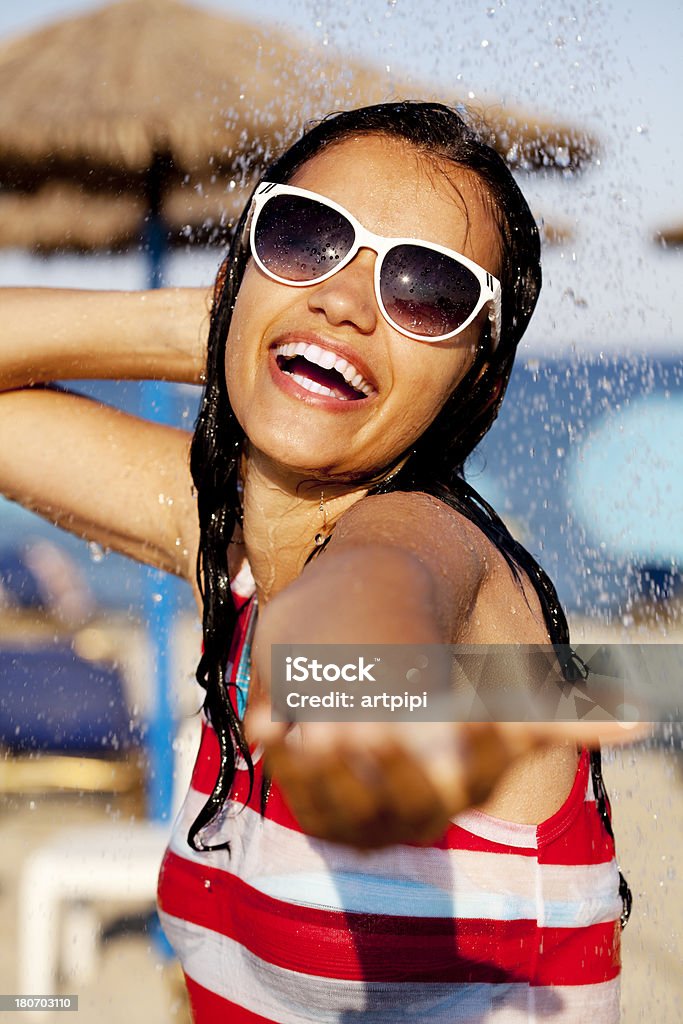 Donna in doccia sulla spiaggia - Foto stock royalty-free di Doccia